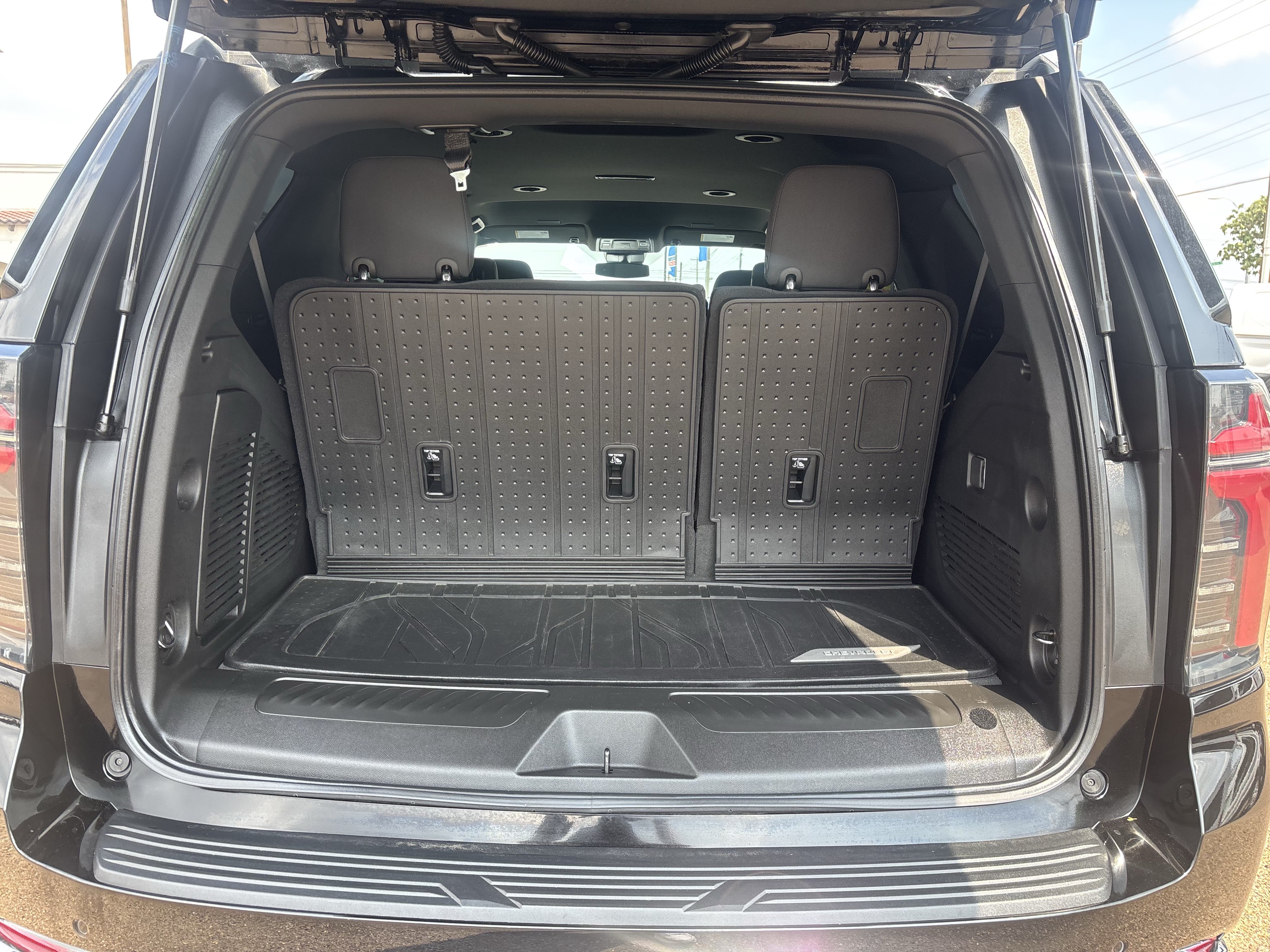 Used 2025 Chevrolet Tahoe LS RWD image 19