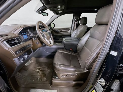 Used 2021 GMC Yukon XL Denali w/ Denali Premium Package image 16