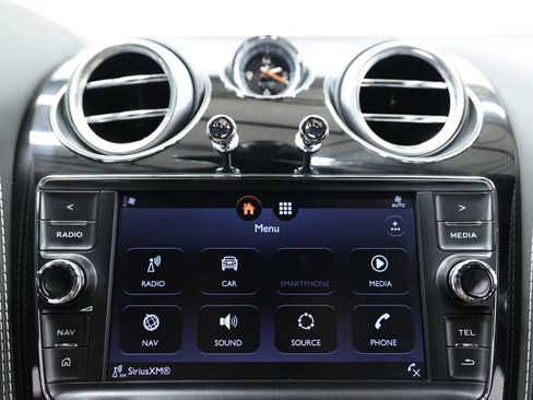 Used 2018 Bentley Bentayga AWD/4WD image 42