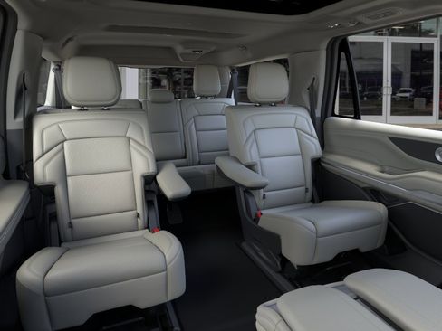 New 2026 Lincoln Navigator L Reserve AWD/4WD image 11