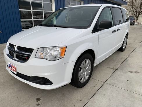 Used 2019 Dodge Grand Caravan SE w/ UConnect Hands-Free Group image 2