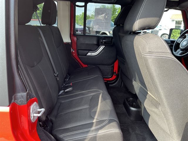 Used 2014 Jeep Wrangler Unlimited Sahara w/ Connectivity Group AWD/4WD image 34