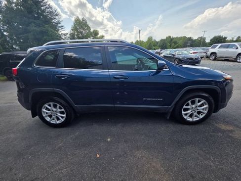 Used 2018 Jeep Cherokee Latitude w/ Cold Weather Group AWD/4WD image 4