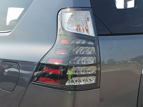 Used 2023 Lexus GX 460 Premium w/ Accessory Package AWD/4WD image 32