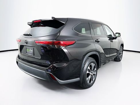 Used 2022 Toyota Highlander XLE image 9