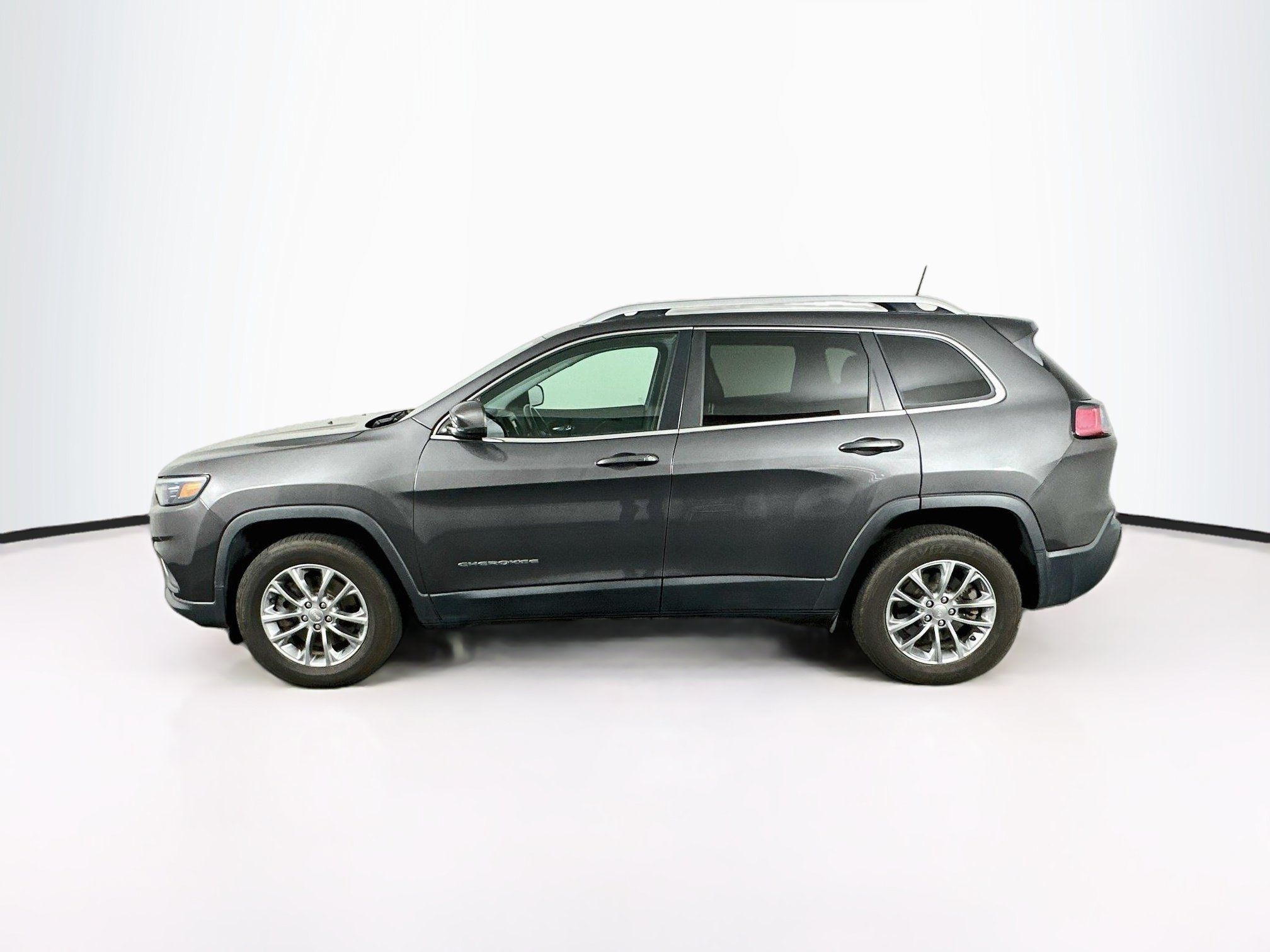 Used 2019 Jeep Cherokee Latitude Plus w/ Cold Weather Group AWD/4WD image 4