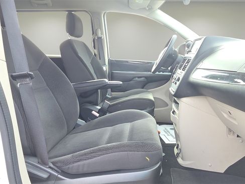 Used 2018 Dodge Grand Caravan SE w/ UConnect Hands-Free Group image 13