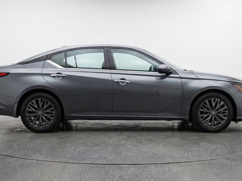 Used 2025 Nissan Altima 2.5 SV image 11
