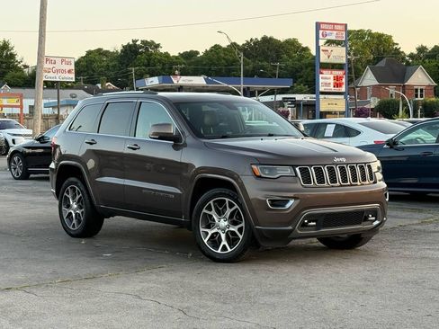 Used 2018 Jeep Grand Cherokee Limited AWD/4WD image 3