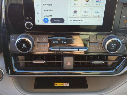 Certified 2023 Toyota Highlander XLE image 17