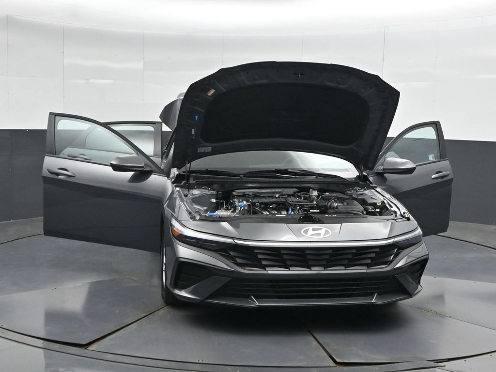 Used 2025 Hyundai Elantra SE FWD image 56