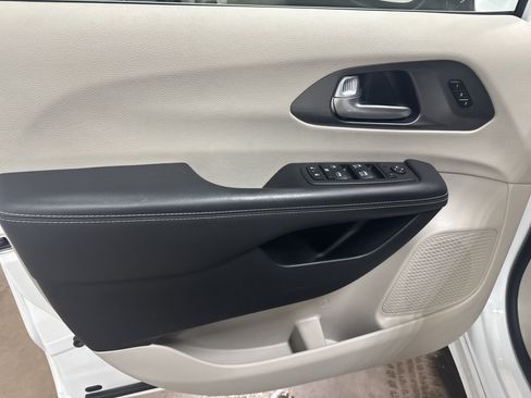 Used 2024 Chrysler Pacifica Touring-L FWD image 15