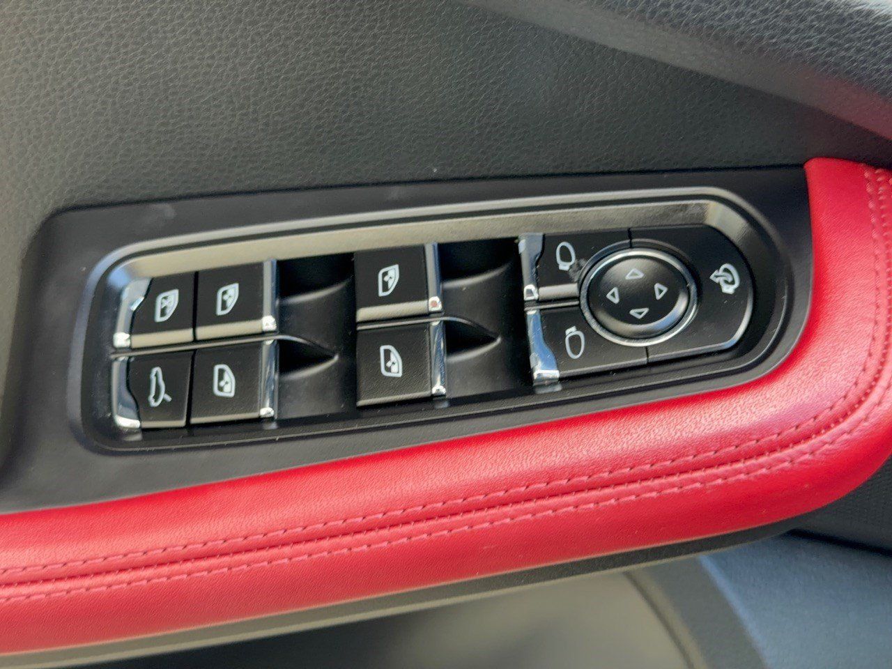 Used 2023 Porsche Macan Turbo AWD/4WD image 14