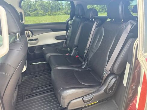 Used 2024 Kia Carnival LX FWD image 7