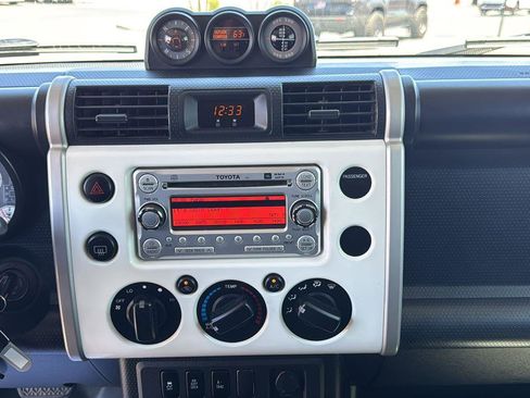 Used 2014 Toyota FJ Cruiser 4WD w/ Upgrade Package image 23