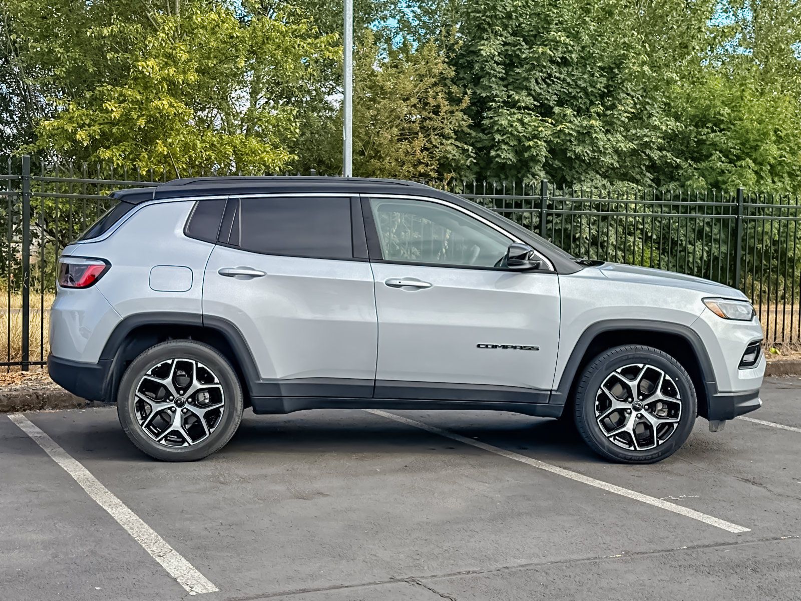 Used 2025 Jeep Compass Limited AWD/4WD image 2