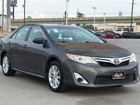Used 2014 Toyota Camry L image 3