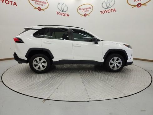 Used 2021 Toyota RAV4 LE FWD image 3