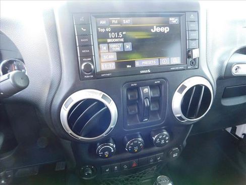 Used 2016 Jeep Wrangler Unlimited Rubicon w/ Connectivity Group AWD/4WD image 13