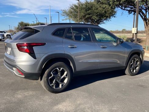 Used 2025 Chevrolet Trax LT w/ LT Convenience Package image 5