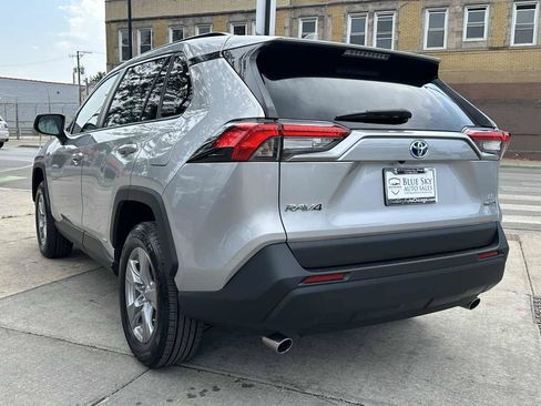 Used 2022 Toyota RAV4 LE AWD/4WD image 7