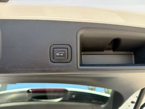 Used 2024 GMC Terrain SLE w/ Driver Convenience Package FWD image 8