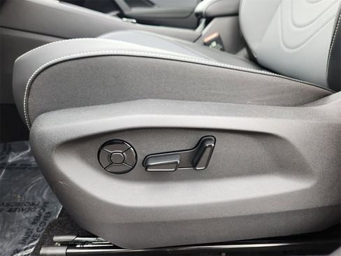 New 2026 Volkswagen Tiguan SE image 13