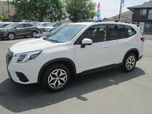 Used 2022 Subaru Forester Premium AWD/4WD image 3
