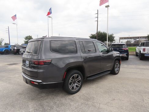 Used 2024 Jeep Wagoneer 4WD w/ Premium Group I image 11