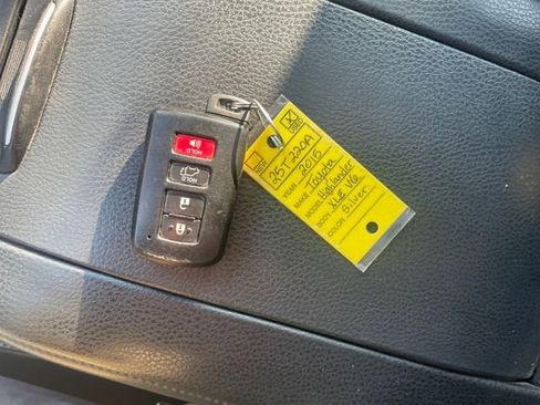 Used 2015 Toyota Highlander XLE image 29