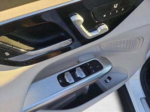 Used 2025 Mercedes-Benz GLC 300 4MATIC image 11