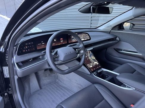 Used 2025 Lucid Air Touring image 4