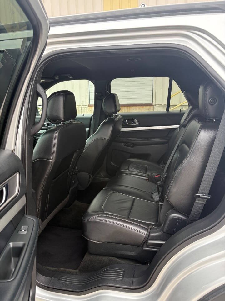 Used 2017 Ford Explorer XLT w/ Equipment Group 202A FWD image 9