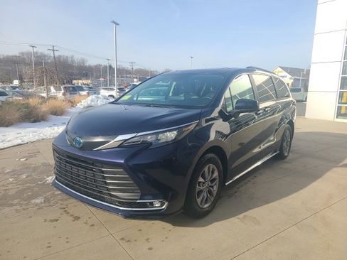 Used 2024 Toyota Sienna XLE image 3