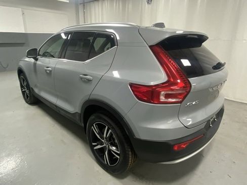 Used 2025 Volvo XC40 B5 Core image 2