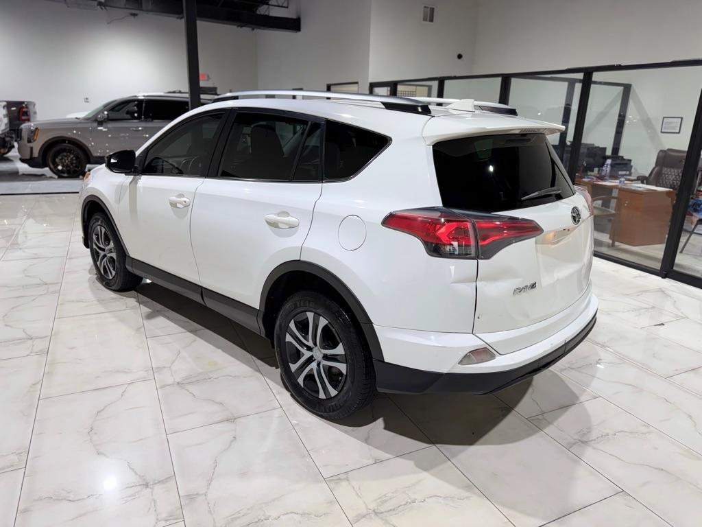 Used 2018 Toyota RAV4 LE FWD image 10