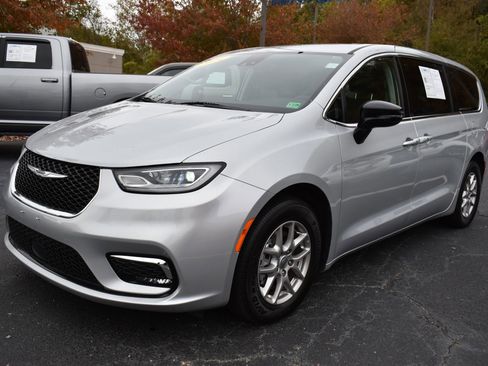 Used 2024 Chrysler Pacifica Touring-L image 1