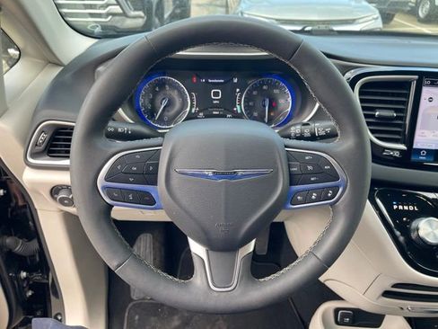 Used 2024 Chrysler Pacifica Touring-L FWD image 14