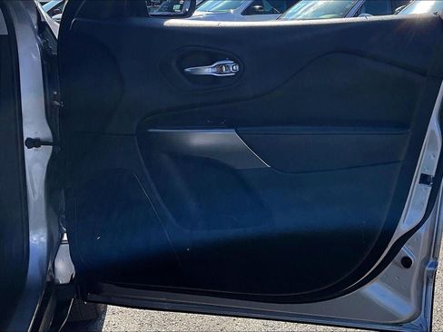 Used 2019 Jeep Cherokee Limited AWD/4WD image 25