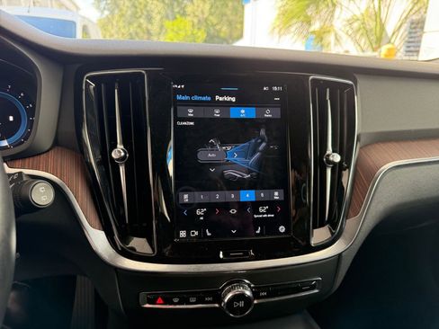 Used 2025 Volvo V60 B5 Cross Country Plus image 21