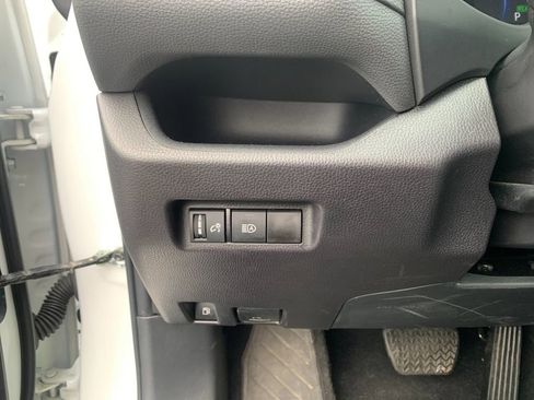 Used 2025 Toyota RAV4 XLE AWD/4WD image 31