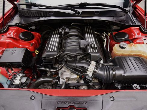 Used 2016 Dodge Charger R/T Scat Pack w/ Technology Group image 29