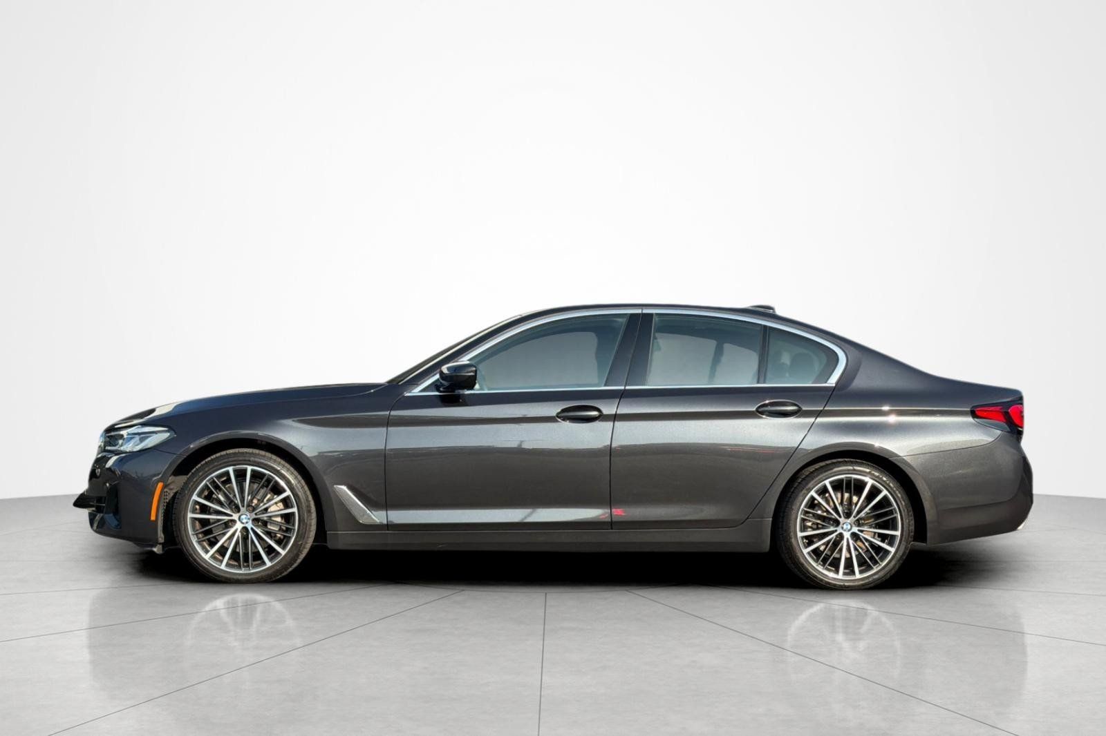 Used 2023 BMW 530i w/ Convenience Package RWD image 2