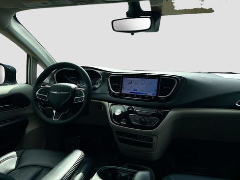 Used 2024 Chrysler Pacifica Touring-L FWD image 25