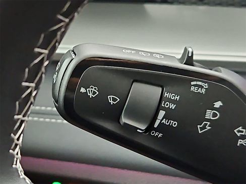 New 2025 Volkswagen Tiguan SE image 27