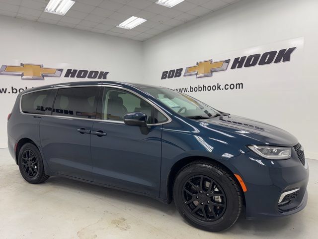 Used 2023 Chrysler Pacifica Touring-L FWD image 3