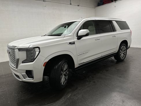 Used 2021 GMC Yukon XL Denali w/ Denali Premium Package image 5
