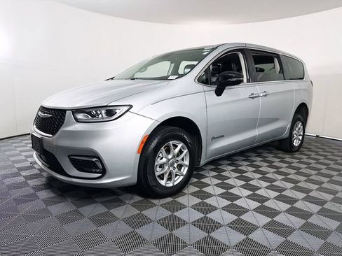 Used 2024 Chrysler Pacifica Touring-L FWD image 3