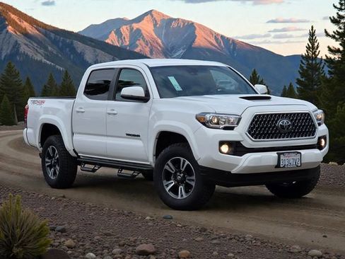 Used 2019 Toyota Tacoma TRD Sport image 2