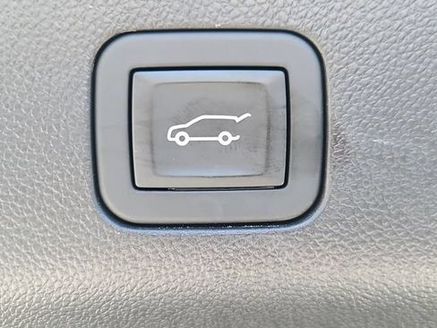 Used 2025 Chevrolet Suburban High Country AWD/4WD image 10